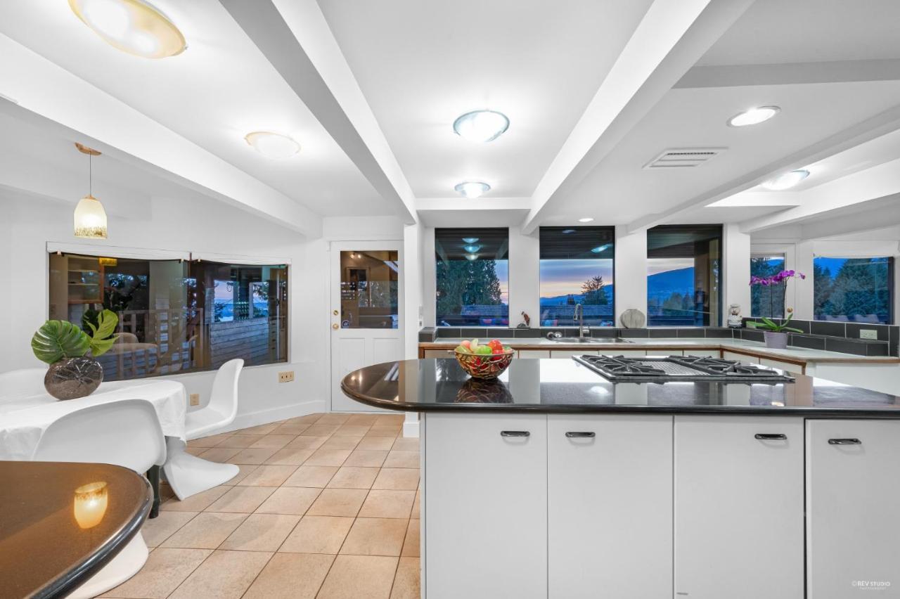 Grouse Cheerful Large Private Bedroom, Bath, Shared Deck, Pool, Hot Tub Северный Ванкувер Экстерьер фото