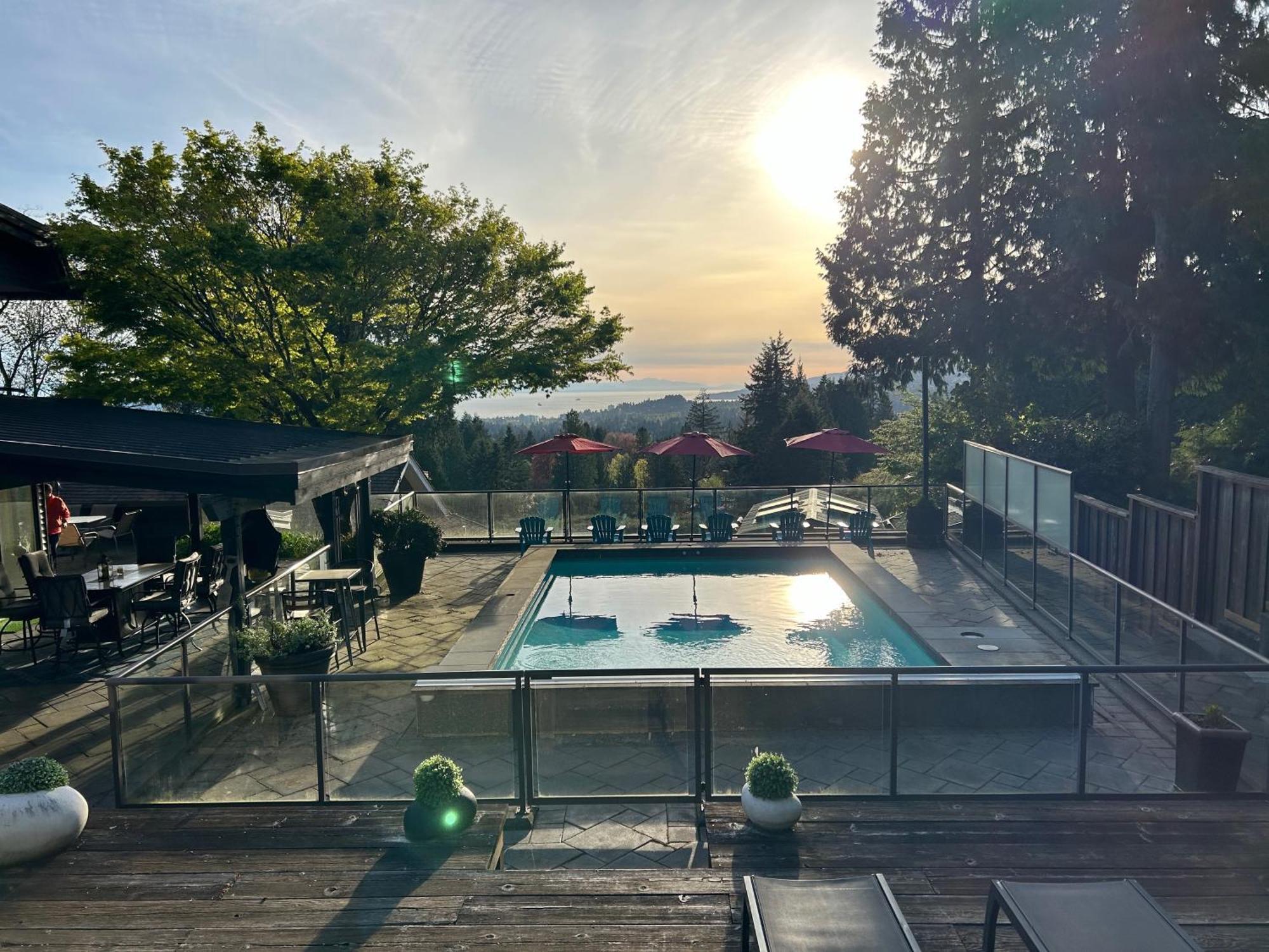Grouse Cheerful Large Private Bedroom, Bath, Shared Deck, Pool, Hot Tub Северный Ванкувер Экстерьер фото