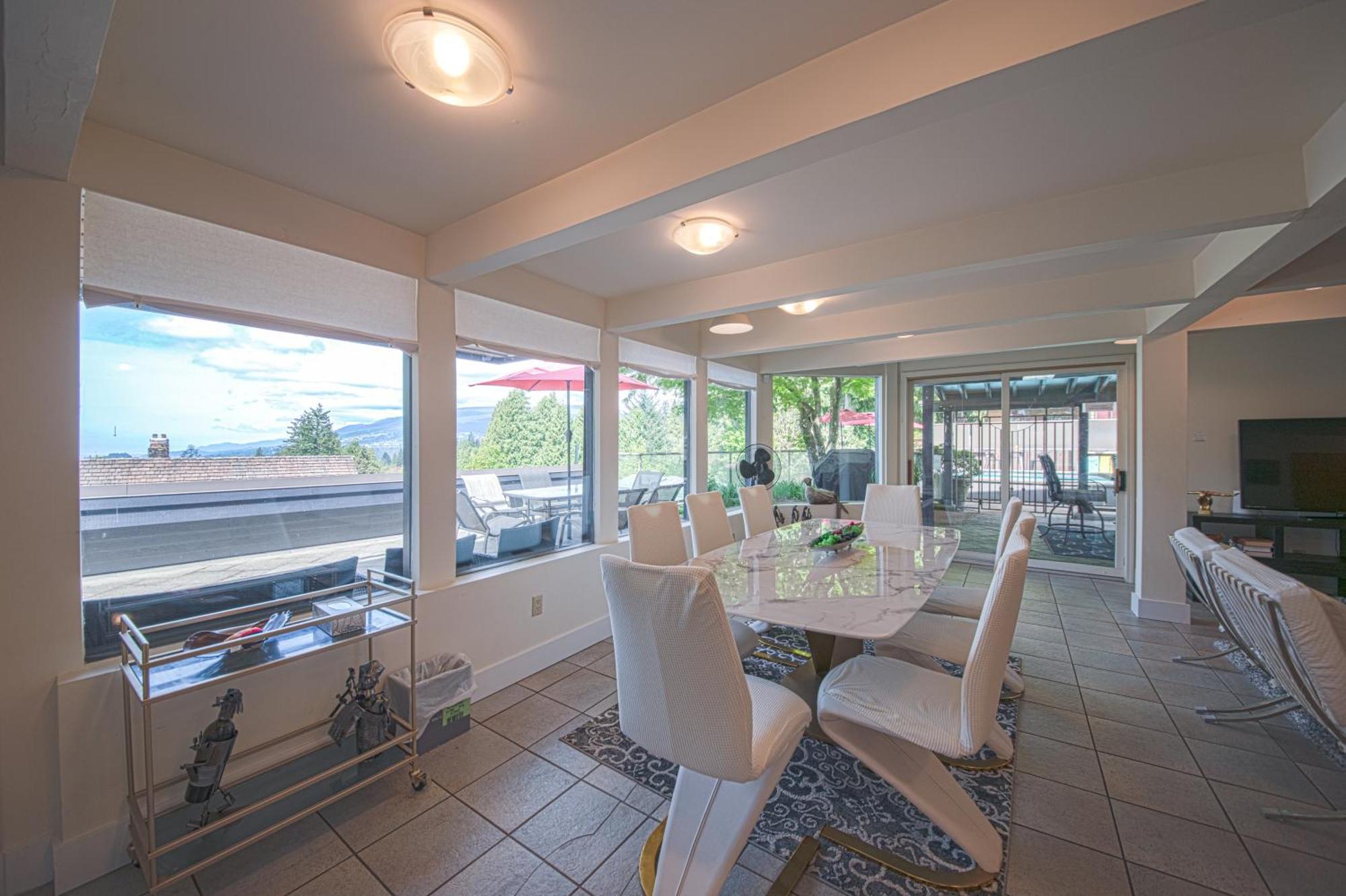 Grouse Cheerful Large Private Bedroom, Bath, Shared Deck, Pool, Hot Tub Северный Ванкувер Экстерьер фото