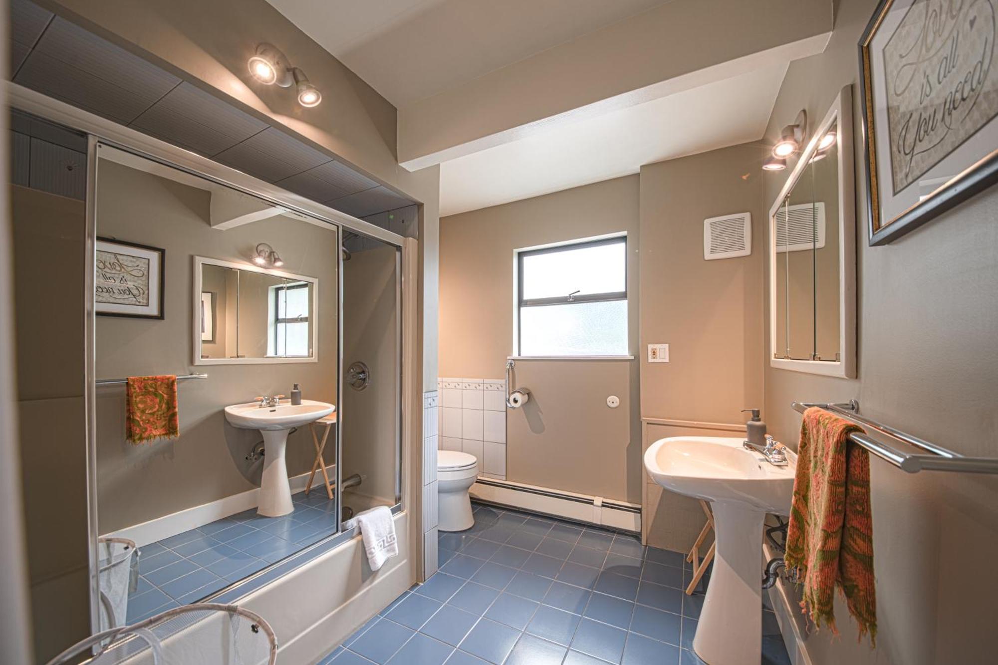 Grouse Cheerful Large Private Bedroom, Bath, Shared Deck, Pool, Hot Tub Северный Ванкувер Экстерьер фото